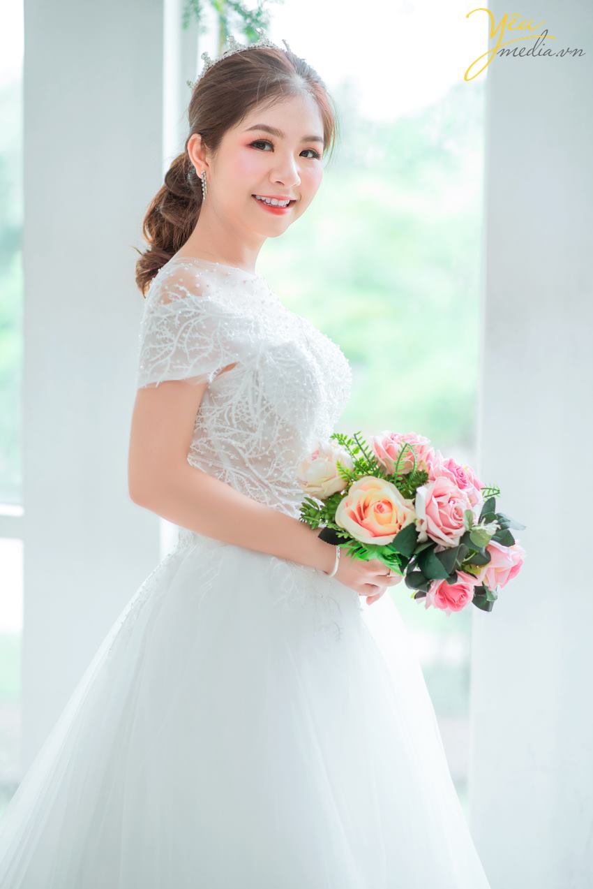 Mùa thu đẹp là thế, có nhiều địa điểm say lòng người đến thế nhưng lại khiến những cặp đôi chụp ảnh cưới băn khoăn mùa thu nên chụp ảnh cưới ở đâu đẹp. Có quá nhiều gợi ý mà Yêu Media muốn giới thiệu cho bạn biết ngay. Nhưng trong giới hạn bài viết hôm nay, chúng tôi sẽ gửi tới bạn bộ ảnh cưới mà cặp đôi khách hàng Tuấn - Sương đã lựa chọn.   Ngoài ra để tìm hiểu các địa điểm chụp ảnh cưới khác của Hà Nội cũng như toàn quốc, bạn có thể ấn vào đường link này của chúng tôi để tìm hiểu chi tiết. Nếu có bất kỳ câu hỏi nào, đừng ngần ngại nhấc máy và gọi tới số hotline của Yêu Media nhé! 