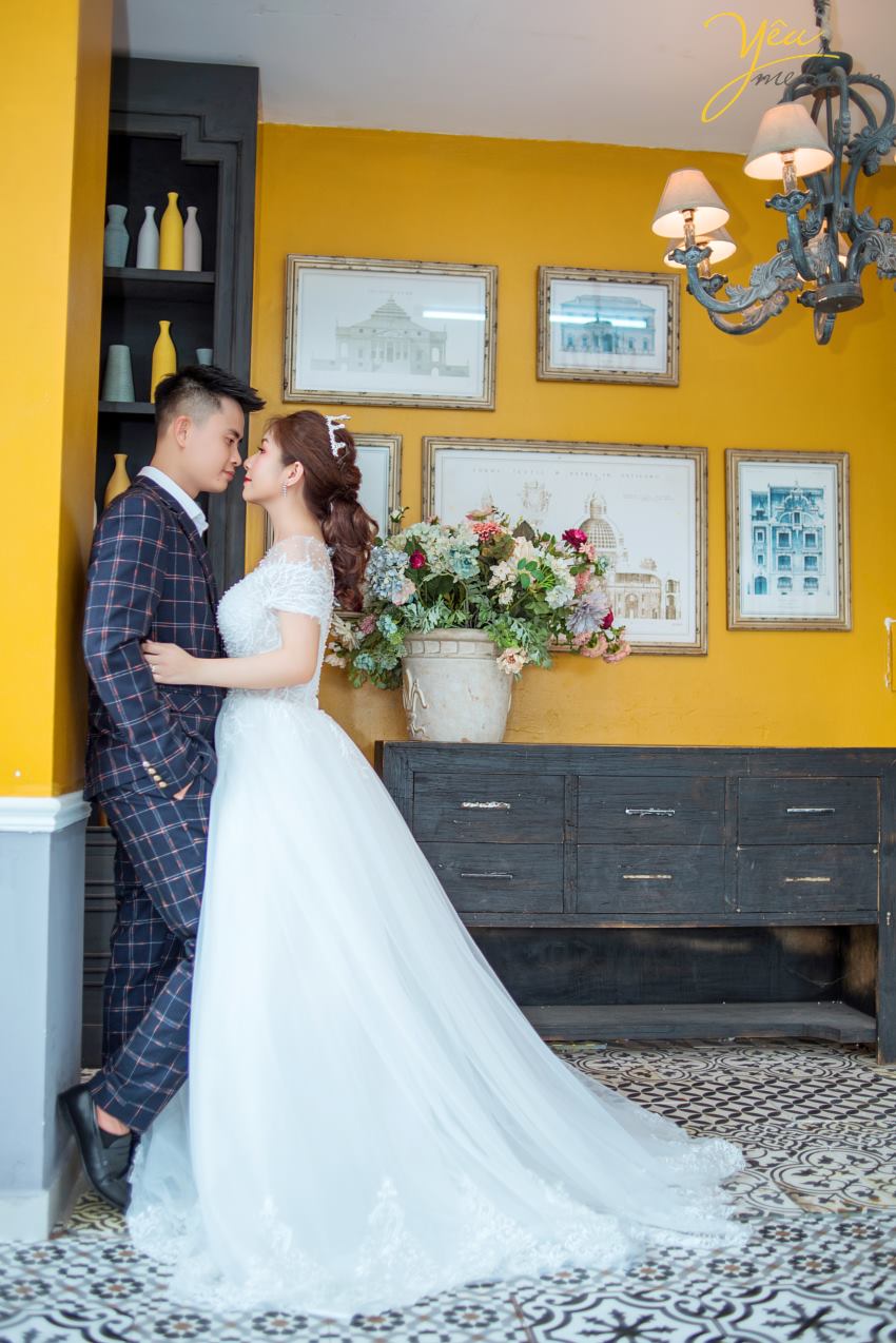 Mùa thu đẹp là thế, có nhiều địa điểm say lòng người đến thế nhưng lại khiến những cặp đôi chụp ảnh cưới băn khoăn mùa thu nên chụp ảnh cưới ở đâu đẹp. Có quá nhiều gợi ý mà Yêu Media muốn giới thiệu cho bạn biết ngay. Nhưng trong giới hạn bài viết hôm nay, chúng tôi sẽ gửi tới bạn bộ ảnh cưới mà cặp đôi khách hàng Tuấn - Sương đã lựa chọn.   Ngoài ra để tìm hiểu các địa điểm chụp ảnh cưới khác của Hà Nội cũng như toàn quốc, bạn có thể ấn vào đường link này của chúng tôi để tìm hiểu chi tiết. Nếu có bất kỳ câu hỏi nào, đừng ngần ngại nhấc máy và gọi tới số hotline của Yêu Media nhé! 