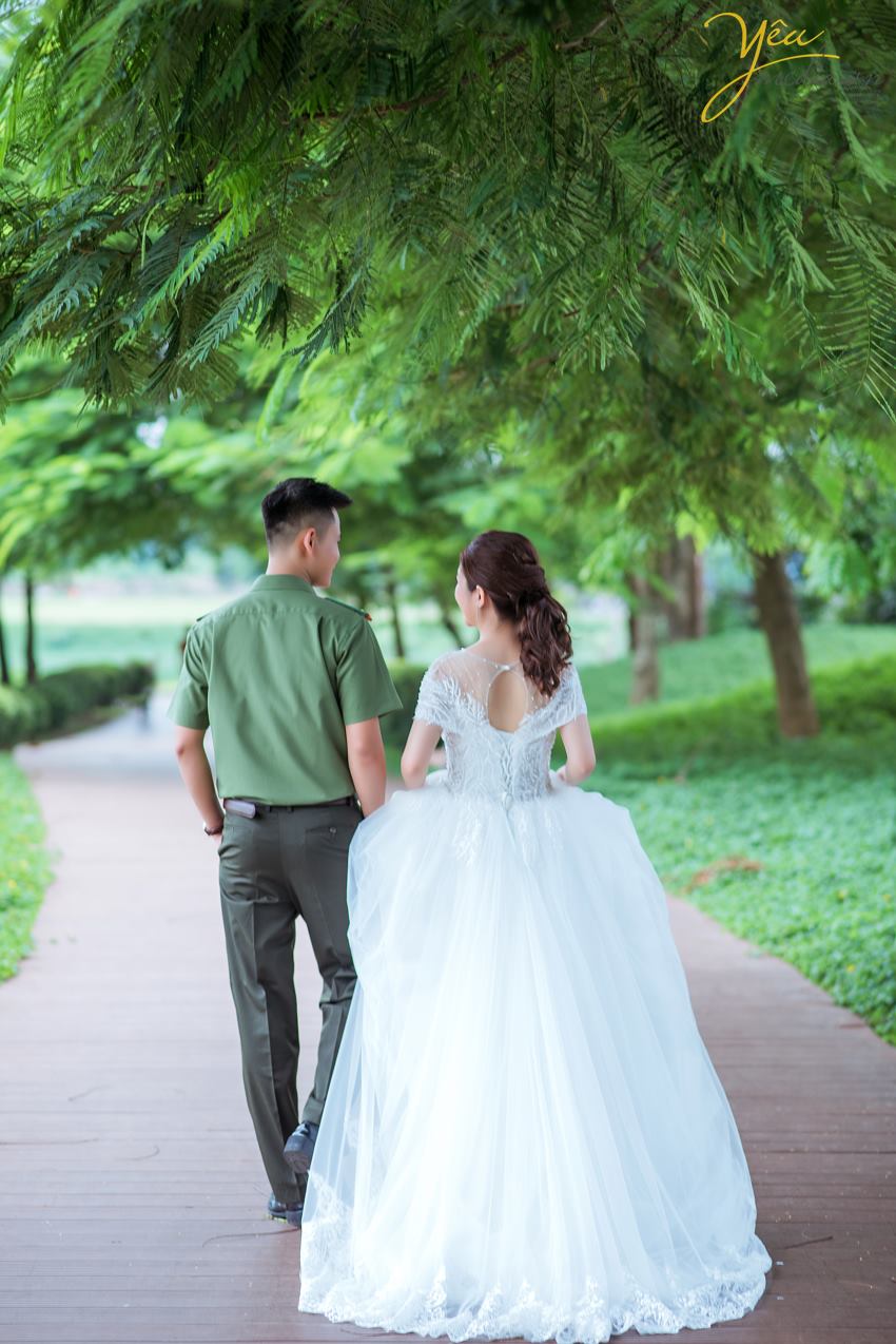 Mùa thu đẹp là thế, có nhiều địa điểm say lòng người đến thế nhưng lại khiến những cặp đôi chụp ảnh cưới băn khoăn mùa thu nên chụp ảnh cưới ở đâu đẹp. Có quá nhiều gợi ý mà Yêu Media muốn giới thiệu cho bạn biết ngay. Nhưng trong giới hạn bài viết hôm nay, chúng tôi sẽ gửi tới bạn bộ ảnh cưới mà cặp đôi khách hàng Tuấn - Sương đã lựa chọn.   Ngoài ra để tìm hiểu các địa điểm chụp ảnh cưới khác của Hà Nội cũng như toàn quốc, bạn có thể ấn vào đường link này của chúng tôi để tìm hiểu chi tiết. Nếu có bất kỳ câu hỏi nào, đừng ngần ngại nhấc máy và gọi tới số hotline của Yêu Media nhé! 