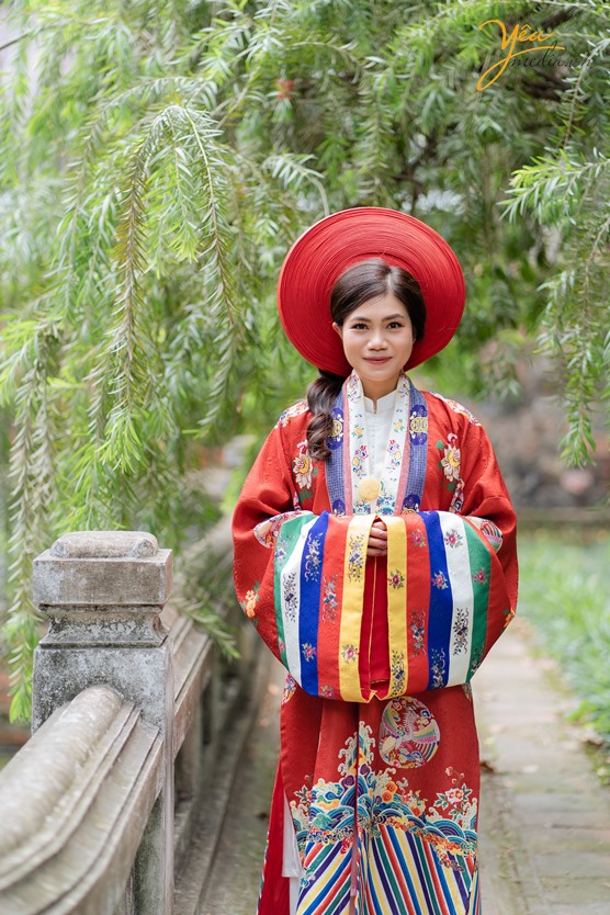 bộ ảnh chụp tại Văn Miếu Quốc Tử Giám của chú rể việt nam và cô dâu (Indonesia ), chụp với trang phục truyền thống Việt Nam 