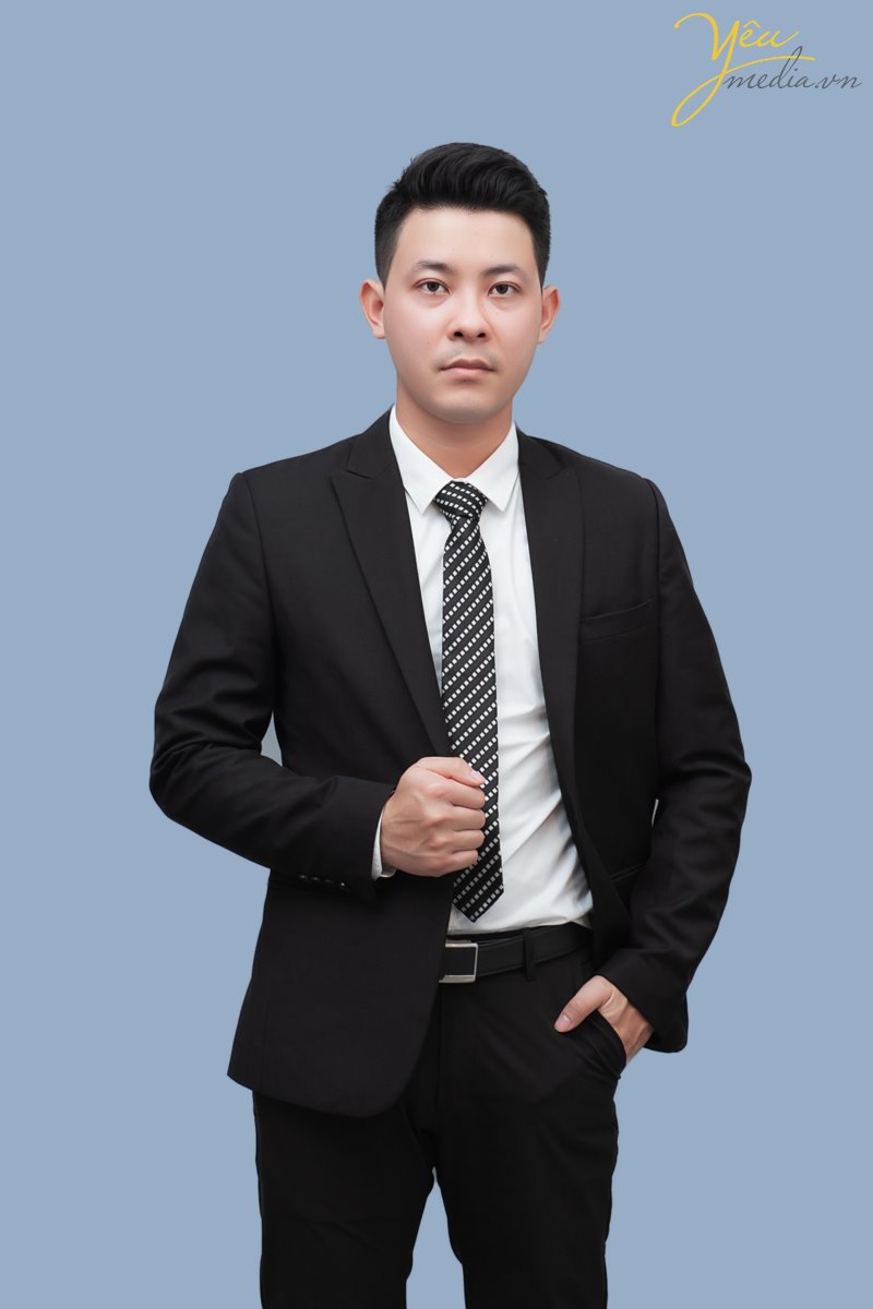 Nắm bắt nhu cầu chụp ảnh để làm thương hiệu của nhiều doanh nhân, Ảnh viện Yêu Media đã và đang dẫn đầu trong xu hướng chụp ảnh chân dung doanh nhân. Một trong những mục tiêu quan trọng nhất của một doanh nhân có lẽ là xây dựng thương hiệu và thương hiệu không chỉ gắn với sản phẩm. Trong thế giới phẳng, thương hiệu còn được xây dựng từ chính hình ảnh cá nhân.