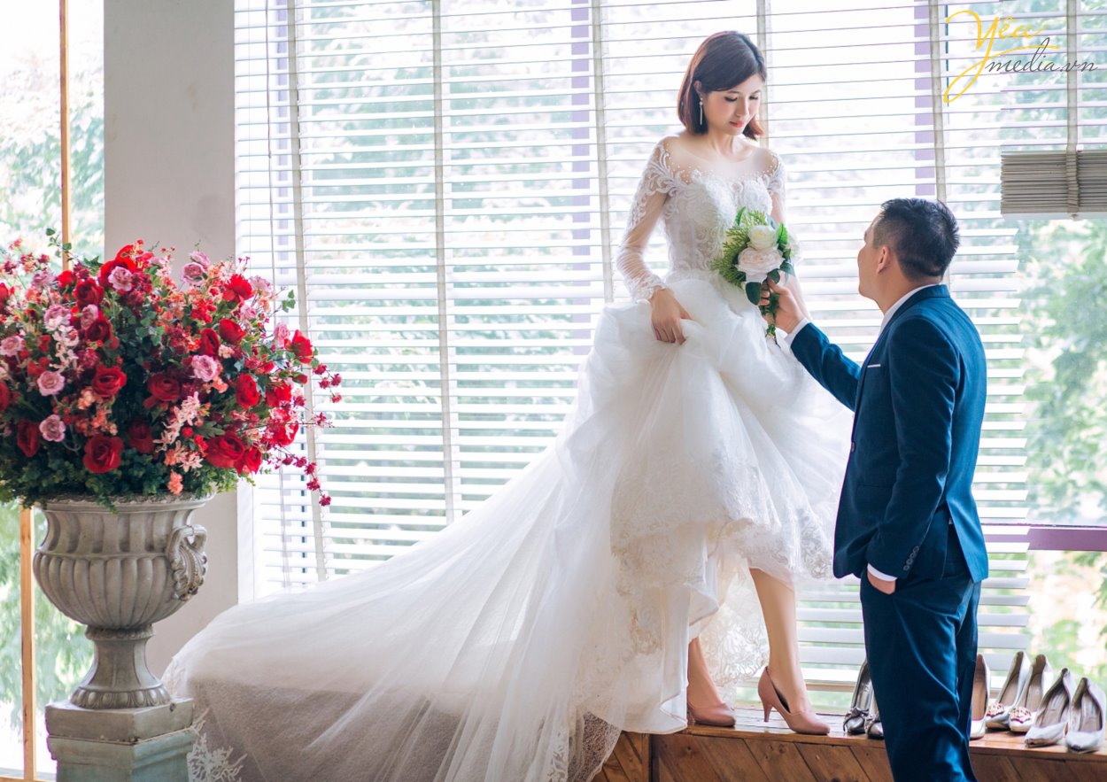 Mặc dù xu hướng chụp ảnh cưới ngoại cảnh đang được đông đảo các cặp đôi yêu thích, nhưng chụp ảnh cưới phim trường cũng là một trong những sự lựa chọn hoàn hảo cho những cặp đôi thường xuyên bận rộn hay ngại đi xa. Nhưng, phim trường nào thì đẹp? Chi phí vào cổng ra sao?… là những câu hỏi luôn được đặt ra. Để giúp các bạn lựa chọn dễ dàng hơn, chúng tôi sẽ giới thiệu cho các bạn 1 trong những khách hàng của Yêu media: cặp đôi chú rể Nghiêm - cô dâu Gấm - đã thực hiện tại phim trường Santorini Park tại Yên Sở, là 1 trong những phim trường được yêu thích nhất tại Hà Nội. 