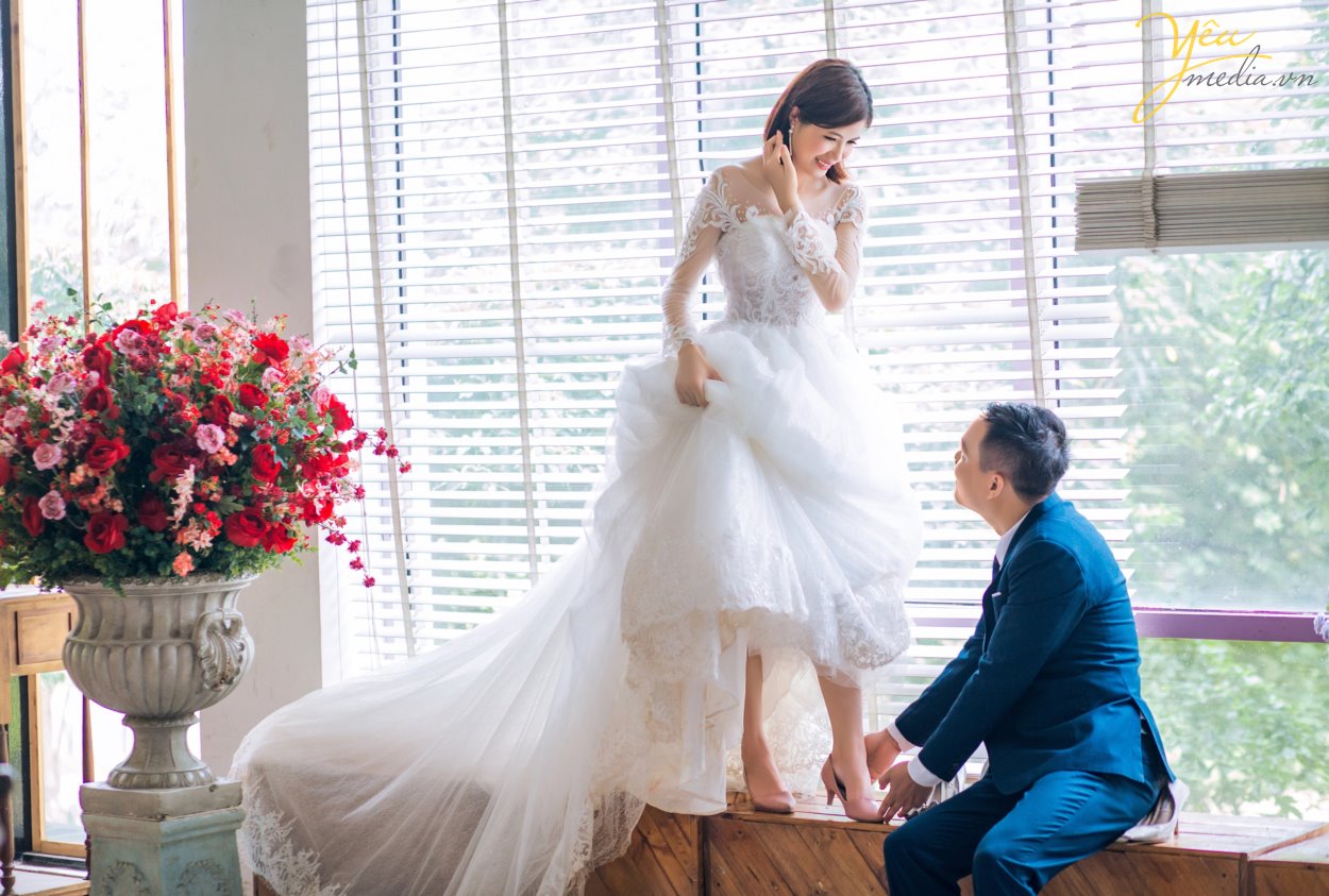 Mặc dù xu hướng chụp ảnh cưới ngoại cảnh đang được đông đảo các cặp đôi yêu thích, nhưng chụp ảnh cưới phim trường cũng là một trong những sự lựa chọn hoàn hảo cho những cặp đôi thường xuyên bận rộn hay ngại đi xa. Nhưng, phim trường nào thì đẹp? Chi phí vào cổng ra sao?… là những câu hỏi luôn được đặt ra. Để giúp các bạn lựa chọn dễ dàng hơn, chúng tôi sẽ giới thiệu cho các bạn 1 trong những khách hàng của Yêu media: cặp đôi chú rể Nghiêm - cô dâu Gấm - đã thực hiện tại phim trường Santorini Park tại Yên Sở, là 1 trong những phim trường được yêu thích nhất tại Hà Nội. 