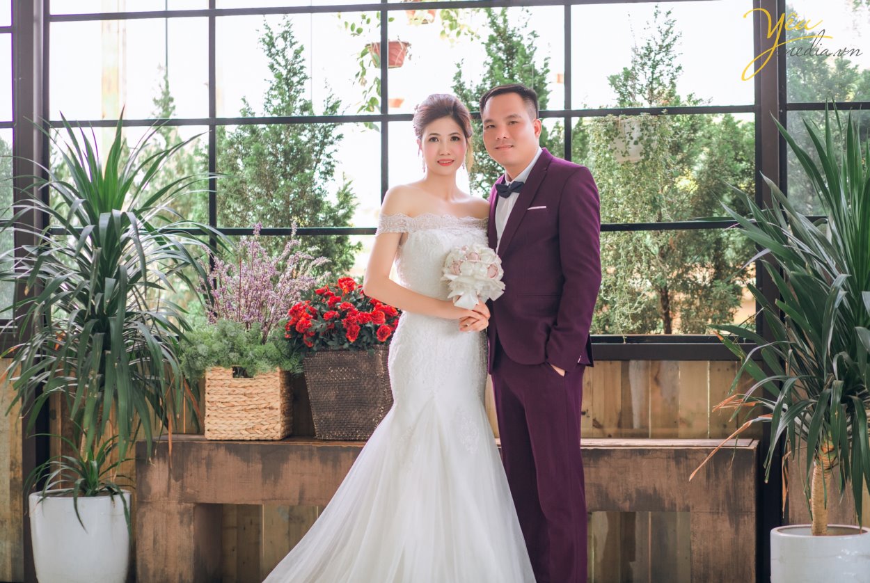 Mặc dù xu hướng chụp ảnh cưới ngoại cảnh đang được đông đảo các cặp đôi yêu thích, nhưng chụp ảnh cưới phim trường cũng là một trong những sự lựa chọn hoàn hảo cho những cặp đôi thường xuyên bận rộn hay ngại đi xa. Nhưng, phim trường nào thì đẹp? Chi phí vào cổng ra sao?… là những câu hỏi luôn được đặt ra. Để giúp các bạn lựa chọn dễ dàng hơn, chúng tôi sẽ giới thiệu cho các bạn 1 trong những khách hàng của Yêu media: cặp đôi chú rể Nghiêm - cô dâu Gấm - đã thực hiện tại phim trường Santorini Park tại Yên Sở, là 1 trong những phim trường được yêu thích nhất tại Hà Nội. 