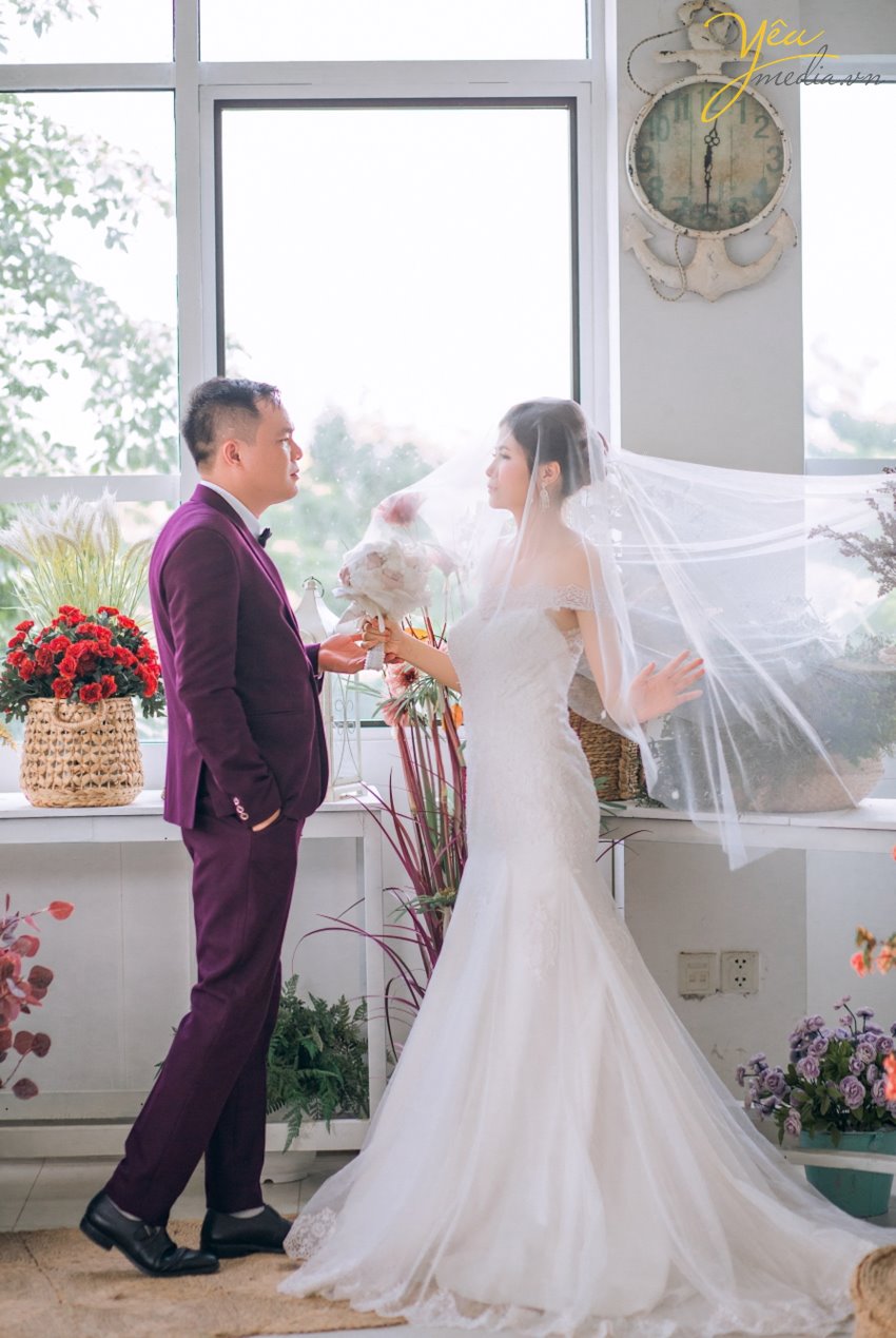 Mặc dù xu hướng chụp ảnh cưới ngoại cảnh đang được đông đảo các cặp đôi yêu thích, nhưng chụp ảnh cưới phim trường cũng là một trong những sự lựa chọn hoàn hảo cho những cặp đôi thường xuyên bận rộn hay ngại đi xa. Nhưng, phim trường nào thì đẹp? Chi phí vào cổng ra sao?… là những câu hỏi luôn được đặt ra. Để giúp các bạn lựa chọn dễ dàng hơn, chúng tôi sẽ giới thiệu cho các bạn 1 trong những khách hàng của Yêu media: cặp đôi chú rể Nghiêm - cô dâu Gấm - đã thực hiện tại phim trường Santorini Park tại Yên Sở, là 1 trong những phim trường được yêu thích nhất tại Hà Nội. 
