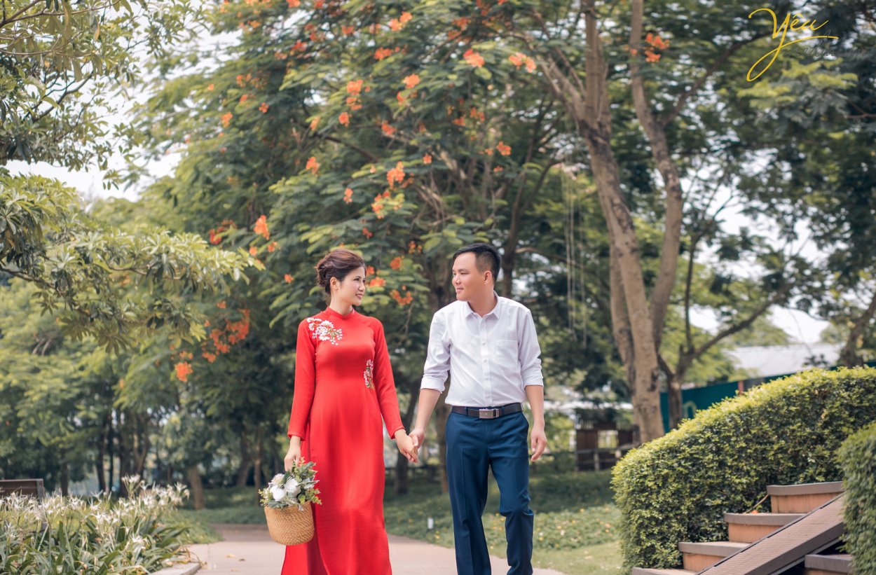 Mặc dù xu hướng chụp ảnh cưới ngoại cảnh đang được đông đảo các cặp đôi yêu thích, nhưng chụp ảnh cưới phim trường cũng là một trong những sự lựa chọn hoàn hảo cho những cặp đôi thường xuyên bận rộn hay ngại đi xa. Nhưng, phim trường nào thì đẹp? Chi phí vào cổng ra sao?… là những câu hỏi luôn được đặt ra. Để giúp các bạn lựa chọn dễ dàng hơn, chúng tôi sẽ giới thiệu cho các bạn 1 trong những khách hàng của Yêu media: cặp đôi chú rể Nghiêm - cô dâu Gấm - đã thực hiện tại phim trường Santorini Park tại Yên Sở, là 1 trong những phim trường được yêu thích nhất tại Hà Nội. 