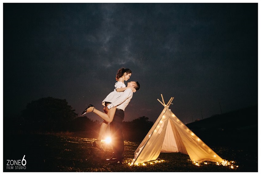 chụp ảnh cưới buổi tối với lều dã ngoại