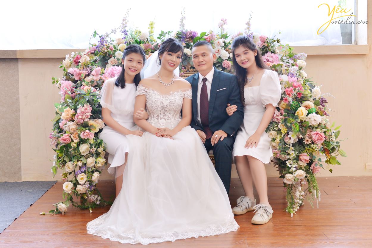 Chụp ảnh gia đình ở phim trường, bạn chỉ phải trả duy nhất chi phí thuê chụp hình tại đây. Điểm khác biệt ở Rosa là phim trường thu phí trọn gói, không tính phí theo giờ như các phim trường khác. Nhằm tạo điều kiện cho ekip chụp ảnh thoải mái về thời gian hơn, để thỏa sức sáng tạo nên những bức hình ấn tượng nhất mà cô dâu, chú rể cũng như các gia đình cũng không bị quá mệt do gấp gáp, vội vàng. Yêu Media hân hạnh giới thiệu bộ ảnh gia đình chị Lan - đã cùng chúng tôi chụp ảnh và lưu giữ khoảnh khắc tại phim trường Rosa - Hà Nội.