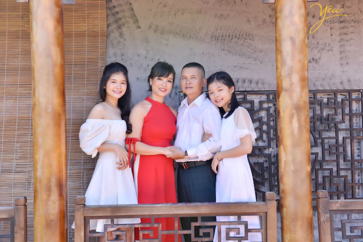 Chụp ảnh gia đình ở phim trường, bạn chỉ phải trả duy nhất chi phí thuê chụp hình tại đây. Điểm khác biệt ở Rosa là phim trường thu phí trọn gói, không tính phí theo giờ như các phim trường khác. Nhằm tạo điều kiện cho ekip chụp ảnh thoải mái về thời gian hơn, để thỏa sức sáng tạo nên những bức hình ấn tượng nhất mà cô dâu, chú rể cũng như các gia đình cũng không bị quá mệt do gấp gáp, vội vàng. Yêu Media hân hạnh giới thiệu bộ ảnh gia đình chị Lan - đã cùng chúng tôi chụp ảnh và lưu giữ khoảnh khắc tại phim trường Rosa - Hà Nội.