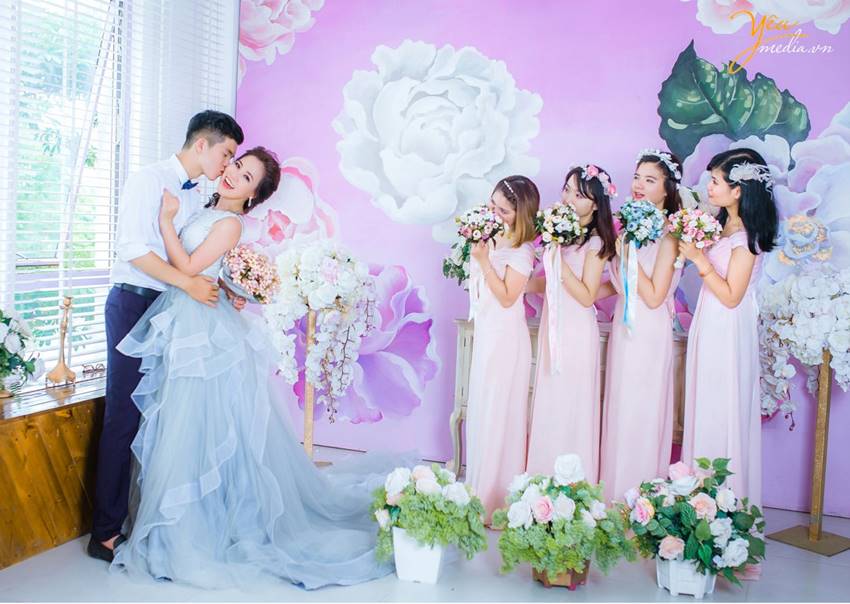 Phù dâu có phải người bê tráp không?