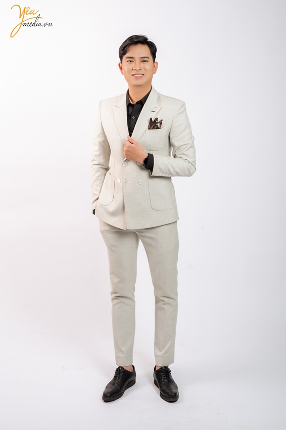 Ảnh chụp 2 phong cách cho anh Bình trong studio ở Hà Nội
