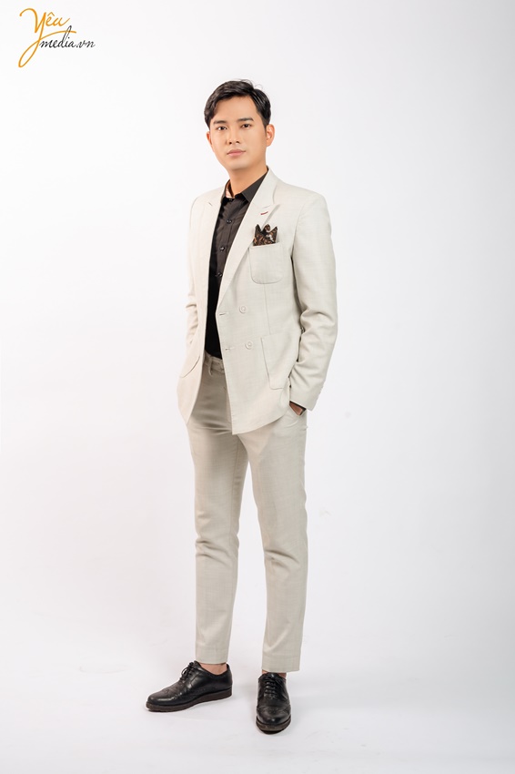 Ảnh chụp 2 phong cách cho anh Bình trong studio ở Hà Nội