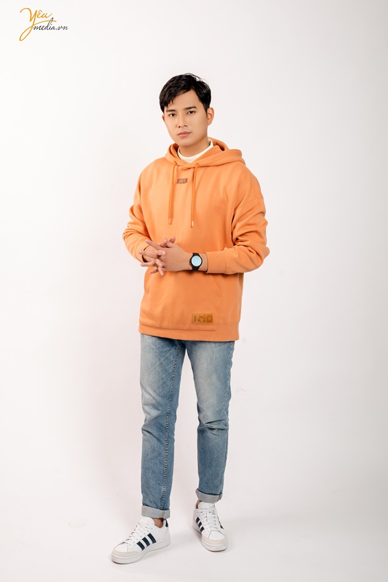 Ảnh chụp 2 phong cách cho anh Bình trong studio ở Hà Nội