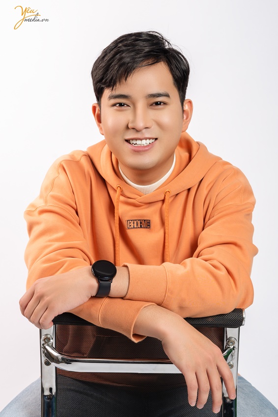 Ảnh chụp 2 phong cách cho anh Bình trong studio ở Hà Nội