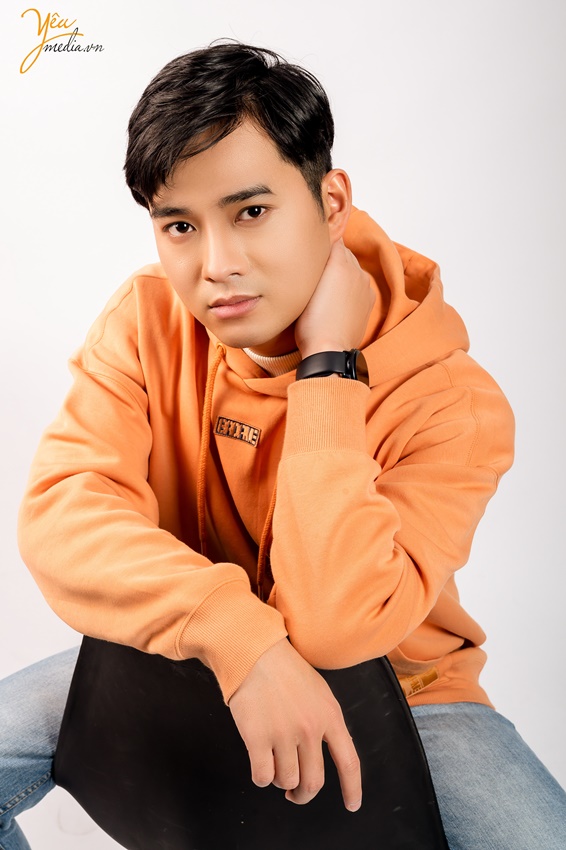 Ảnh chụp 2 phong cách cho anh Bình trong studio ở Hà Nội