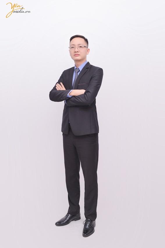 Chụp ảnh toàn thân nhân viên trong studio ở Hà Nội