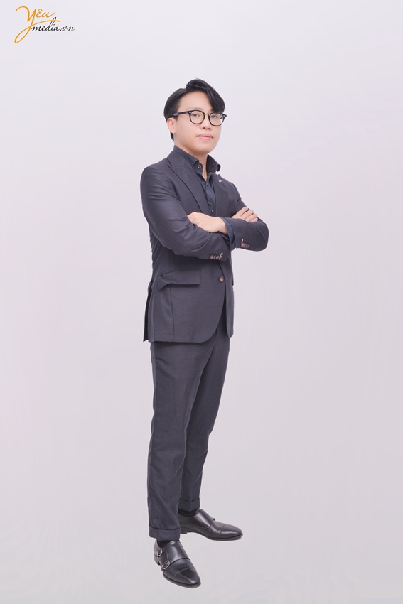 Chụp ảnh toàn thân nhân viên trong studio ở Hà Nội