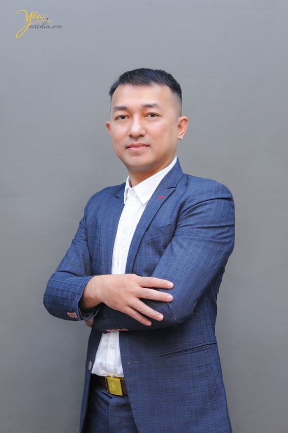 Chụp ảnh profile cho anh Quý trong studio