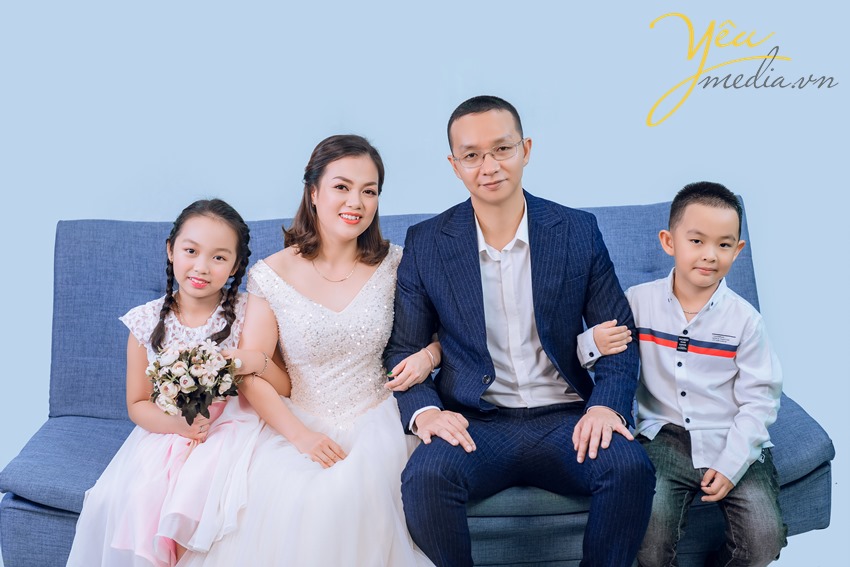 chụp ảnh cho gia đình 4 người trong studio hà nội