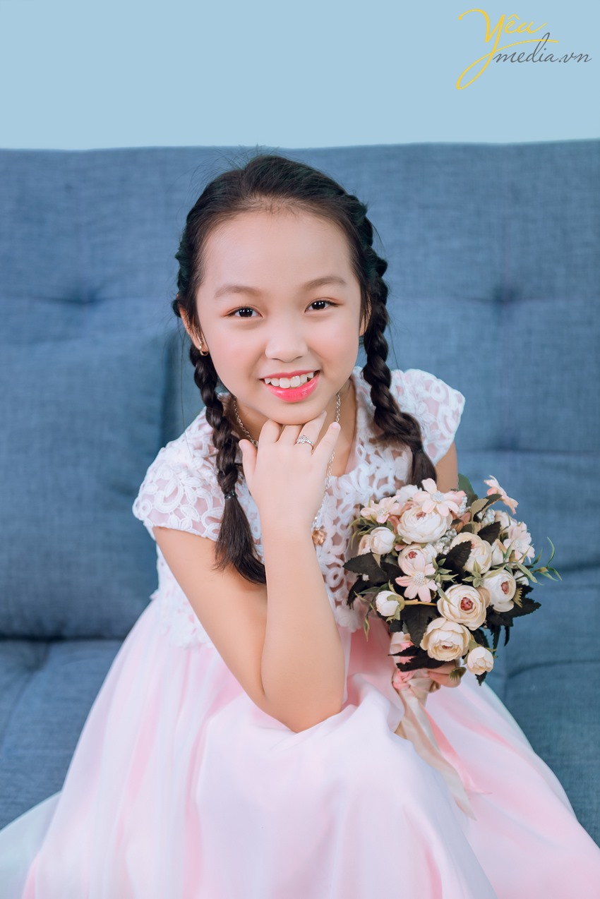 bé gái xinh xắn người việt nam chụp ảnh trong studio