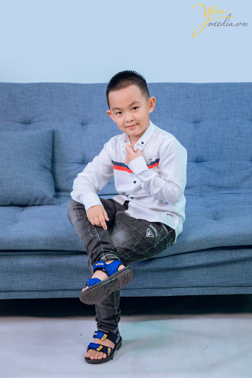 bé trai đẹp trai chụp ảnh trong studio việt nam