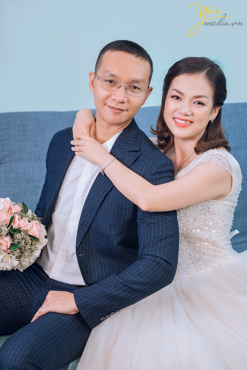 hai vợ chồng chụp ảnh cưới nhân kỉ niệm ngày cưới