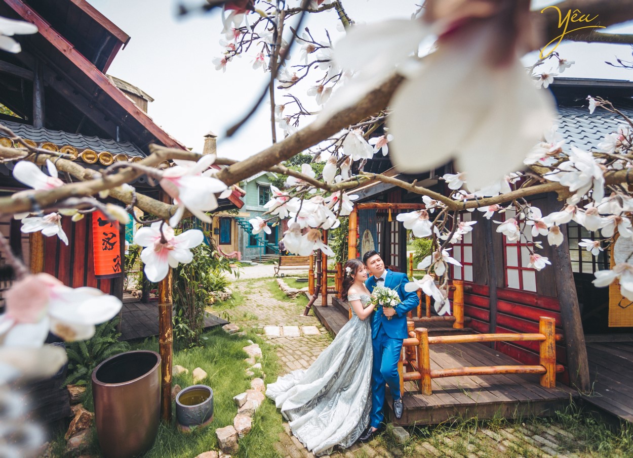 Đến với Smiley Ville du khách sẽ đi du lịch vòng quanh thế giới, chiêm ngưỡng các danh lam thắng cảnh nổi tiếng được tái hiện lại như Quảng trường ánh sáng, Cầu tình yêu Des Art của Pháp, Nhà nghiêng Crooked House Poland, Hòn đảo thiên đường Santorini, những ngôi nhà sắc màu của Venice, Bến thuyền Caribean Nhật Bản, Ngôi nhà nhỏ trên thảo nguyên với những chàng cao bồi Mỹ, không gian Coffee vintage thơ mộng và vô vàn những concept phục dựng mô phỏng những con phố cổ Hà Nội, những ngôi nhà gỗ của Nhật Bản đáng yêu.   Với 80% quần thể sinh thái là các loại hoa quý hiếm, độc, lạ được quy hoạch và tạo hình nghệ thuật đã làm nên một không gian tuyệt vời đem đến cho du khách không khí trong lành và những giây phút thư giãn, thoải mái.  Luôn tiên phong trong việc sáng tạo, đưa ra ý tưởng mới, cập nhật các bối cảnh mới, chuyển động và thay đổi liên tục, Smiley Ville được biết đến là thiên đường chụp ảnh cưới, địa điểm sống ảo của giới trẻ, là sân chơi và cầu nối cho những người yêu nghệ thuật, điện ảnh.   Yêu Media hân hạnh phục vụ khách hàng Đức - Huy trong việc chụp ảnh cưới tại phim trường bậc nhất Hà Nội này với gói combo album của mình. 