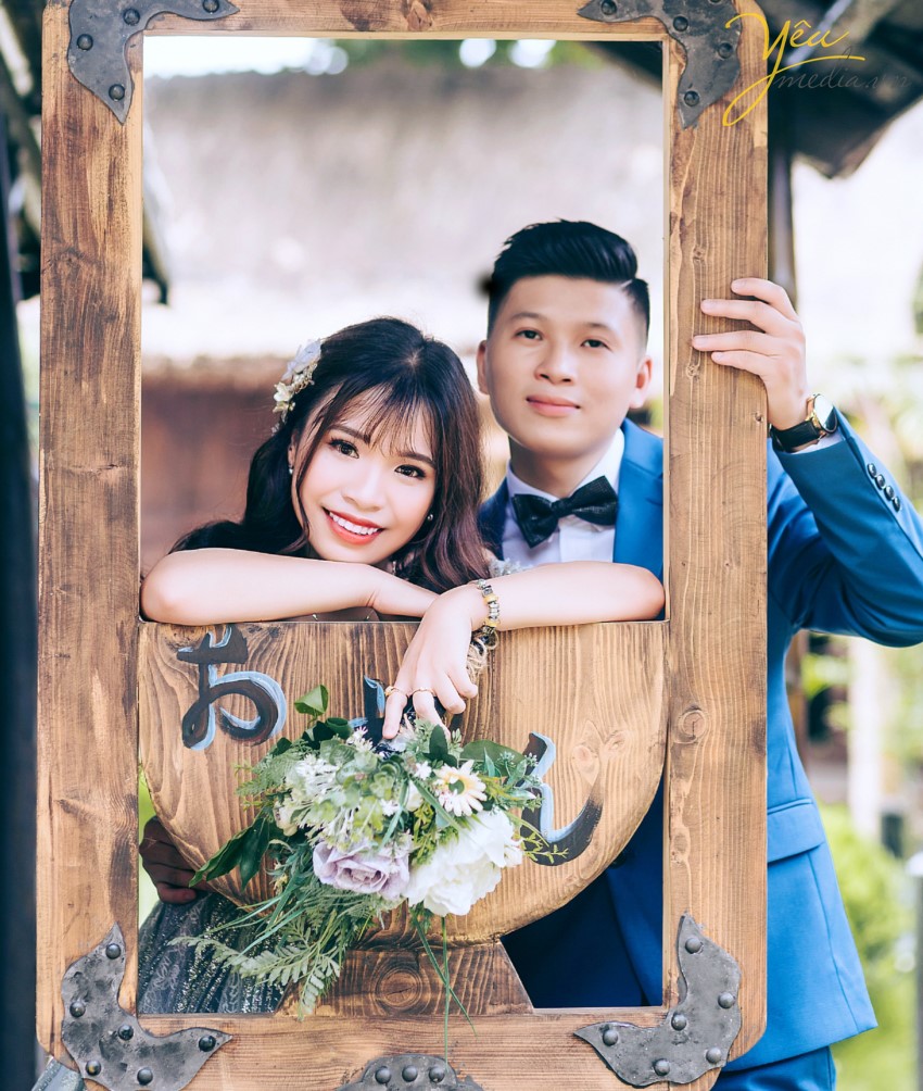 Đến với Smiley Ville du khách sẽ đi du lịch vòng quanh thế giới, chiêm ngưỡng các danh lam thắng cảnh nổi tiếng được tái hiện lại như Quảng trường ánh sáng, Cầu tình yêu Des Art của Pháp, Nhà nghiêng Crooked House Poland, Hòn đảo thiên đường Santorini, những ngôi nhà sắc màu của Venice, Bến thuyền Caribean Nhật Bản, Ngôi nhà nhỏ trên thảo nguyên với những chàng cao bồi Mỹ, không gian Coffee vintage thơ mộng và vô vàn những concept phục dựng mô phỏng những con phố cổ Hà Nội, những ngôi nhà gỗ của Nhật Bản đáng yêu.   Với 80% quần thể sinh thái là các loại hoa quý hiếm, độc, lạ được quy hoạch và tạo hình nghệ thuật đã làm nên một không gian tuyệt vời đem đến cho du khách không khí trong lành và những giây phút thư giãn, thoải mái.  Luôn tiên phong trong việc sáng tạo, đưa ra ý tưởng mới, cập nhật các bối cảnh mới, chuyển động và thay đổi liên tục, Smiley Ville được biết đến là thiên đường chụp ảnh cưới, địa điểm sống ảo của giới trẻ, là sân chơi và cầu nối cho những người yêu nghệ thuật, điện ảnh.   Yêu Media hân hạnh phục vụ khách hàng Đức - Huy trong việc chụp ảnh cưới tại phim trường bậc nhất Hà Nội này với gói combo album của mình. 