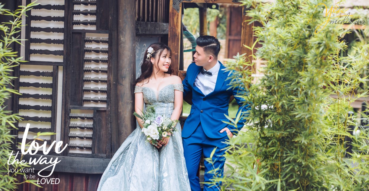 Đến với Smiley Ville du khách sẽ đi du lịch vòng quanh thế giới, chiêm ngưỡng các danh lam thắng cảnh nổi tiếng được tái hiện lại như Quảng trường ánh sáng, Cầu tình yêu Des Art của Pháp, Nhà nghiêng Crooked House Poland, Hòn đảo thiên đường Santorini, những ngôi nhà sắc màu của Venice, Bến thuyền Caribean Nhật Bản, Ngôi nhà nhỏ trên thảo nguyên với những chàng cao bồi Mỹ, không gian Coffee vintage thơ mộng và vô vàn những concept phục dựng mô phỏng những con phố cổ Hà Nội, những ngôi nhà gỗ của Nhật Bản đáng yêu.   Với 80% quần thể sinh thái là các loại hoa quý hiếm, độc, lạ được quy hoạch và tạo hình nghệ thuật đã làm nên một không gian tuyệt vời đem đến cho du khách không khí trong lành và những giây phút thư giãn, thoải mái.  Luôn tiên phong trong việc sáng tạo, đưa ra ý tưởng mới, cập nhật các bối cảnh mới, chuyển động và thay đổi liên tục, Smiley Ville được biết đến là thiên đường chụp ảnh cưới, địa điểm sống ảo của giới trẻ, là sân chơi và cầu nối cho những người yêu nghệ thuật, điện ảnh.   Yêu Media hân hạnh phục vụ khách hàng Đức - Huy trong việc chụp ảnh cưới tại phim trường bậc nhất Hà Nội này với gói combo album của mình. 