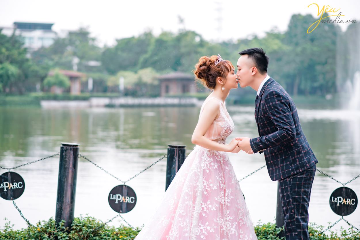 Có thể nói địa điểm là một phần rất quan trọng khiến chúng ta phải suy nghĩ kỹ khi muốn có một album ảnh cưới như ý muốn, bên cạnh đó là nhất thiết phải thuận tiện, bất kể là ai đi chăng nữa cũng không muốn di chuyển xa, vừa tốn công sức thời gian và chi phí.  Các phim trường thường tập trung ở thành phố, dễ di chuyển, bối cảnh phong phú cho phép bạn thực hiện bộ ảnh cưới của mình trong vòng 1 ngày  Tại Santorini Park địa điểm gần Yêu Media, không phí thời gian đi lại nhiều. 