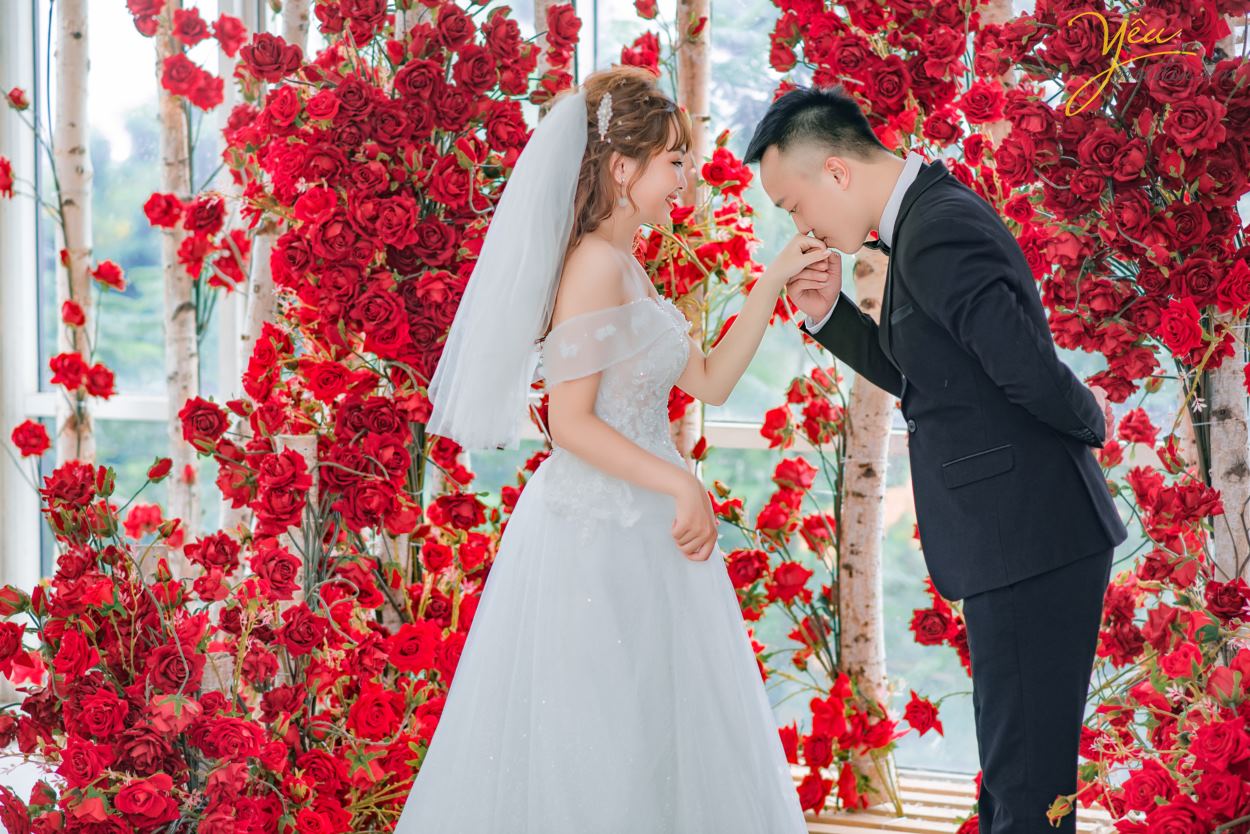 Bạn bỏ tất cả chi phí ra để thuê một studio với những ekip hùng hậu cùng bạn đi tới những nơi xa hàng dặm so với thành phố, ăn uống và nghỉ ngơi, di chuyển giữa các địa điểm khác nhau để có những khung cảnh lãng mạn và thơ mộng thì có thể bạn sẽ ước tính được sơ qua chi phí đắt như thế nào.  Với những lý do cơ bản trên có thể thấy việc chọn lựa những phim trường chụp hình cưới tại Hà Nội thuận tiện hơn so với việc bạn phải bỏ ra nhiều chi phí chụp hình cưới ngoại cảnh, chưa kể đến việc gặp những chuyện ngoài ý muốn có thể làm thay đổi kế hoạch của cả hai bạn.  Chi phí vé vào cổng, gửi xe và phí chụp hình tại Santorini Park cũng phải chăng, là 1 trong những lý do để cặp đôi Sơn - Linh lựa chọn nơi đây thực hiện bộ ảnh để đời cùng ekip Yêu Media. 