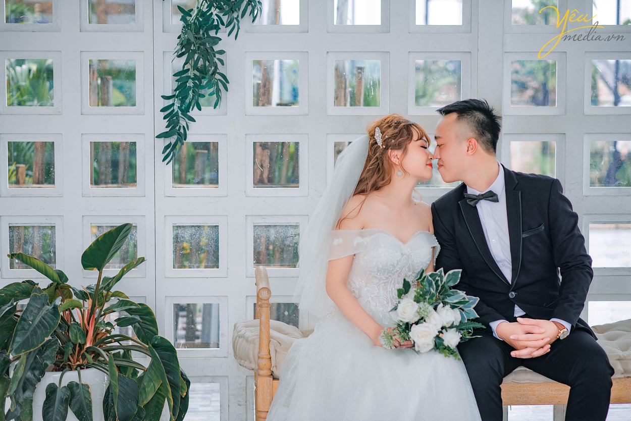 Bạn bỏ tất cả chi phí ra để thuê một studio với những ekip hùng hậu cùng bạn đi tới những nơi xa hàng dặm so với thành phố, ăn uống và nghỉ ngơi, di chuyển giữa các địa điểm khác nhau để có những khung cảnh lãng mạn và thơ mộng thì có thể bạn sẽ ước tính được sơ qua chi phí đắt như thế nào.  Với những lý do cơ bản trên có thể thấy việc chọn lựa những phim trường chụp hình cưới tại Hà Nội thuận tiện hơn so với việc bạn phải bỏ ra nhiều chi phí chụp hình cưới ngoại cảnh, chưa kể đến việc gặp những chuyện ngoài ý muốn có thể làm thay đổi kế hoạch của cả hai bạn.  Chi phí vé vào cổng, gửi xe và phí chụp hình tại Santorini Park cũng phải chăng, là 1 trong những lý do để cặp đôi Sơn - Linh lựa chọn nơi đây thực hiện bộ ảnh để đời cùng ekip Yêu Media. 
