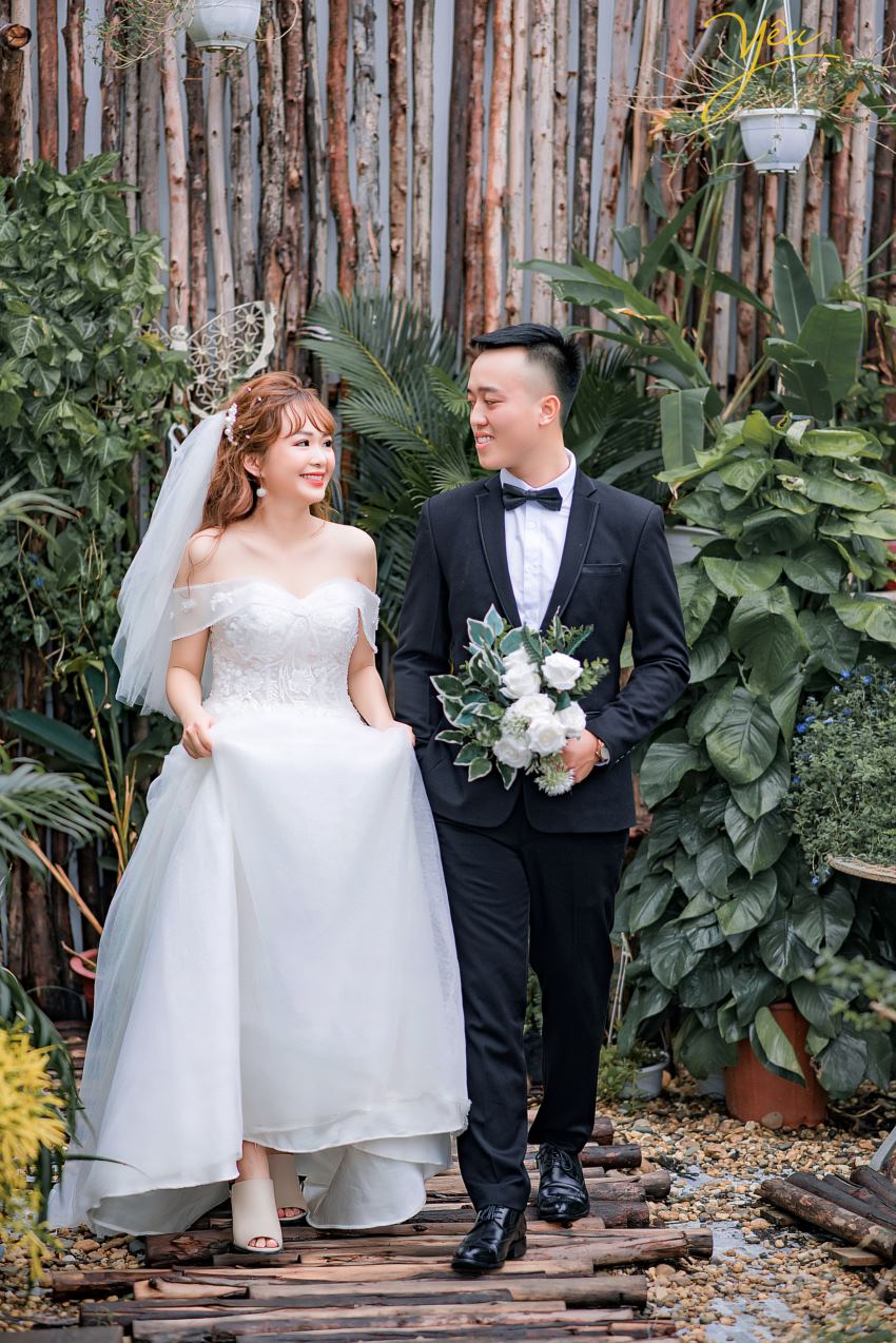 Bạn bỏ tất cả chi phí ra để thuê một studio với những ekip hùng hậu cùng bạn đi tới những nơi xa hàng dặm so với thành phố, ăn uống và nghỉ ngơi, di chuyển giữa các địa điểm khác nhau để có những khung cảnh lãng mạn và thơ mộng thì có thể bạn sẽ ước tính được sơ qua chi phí đắt như thế nào.  Với những lý do cơ bản trên có thể thấy việc chọn lựa những phim trường chụp hình cưới tại Hà Nội thuận tiện hơn so với việc bạn phải bỏ ra nhiều chi phí chụp hình cưới ngoại cảnh, chưa kể đến việc gặp những chuyện ngoài ý muốn có thể làm thay đổi kế hoạch của cả hai bạn.  Chi phí vé vào cổng, gửi xe và phí chụp hình tại Santorini Park cũng phải chăng, là 1 trong những lý do để cặp đôi Sơn - Linh lựa chọn nơi đây thực hiện bộ ảnh để đời cùng ekip Yêu Media. 