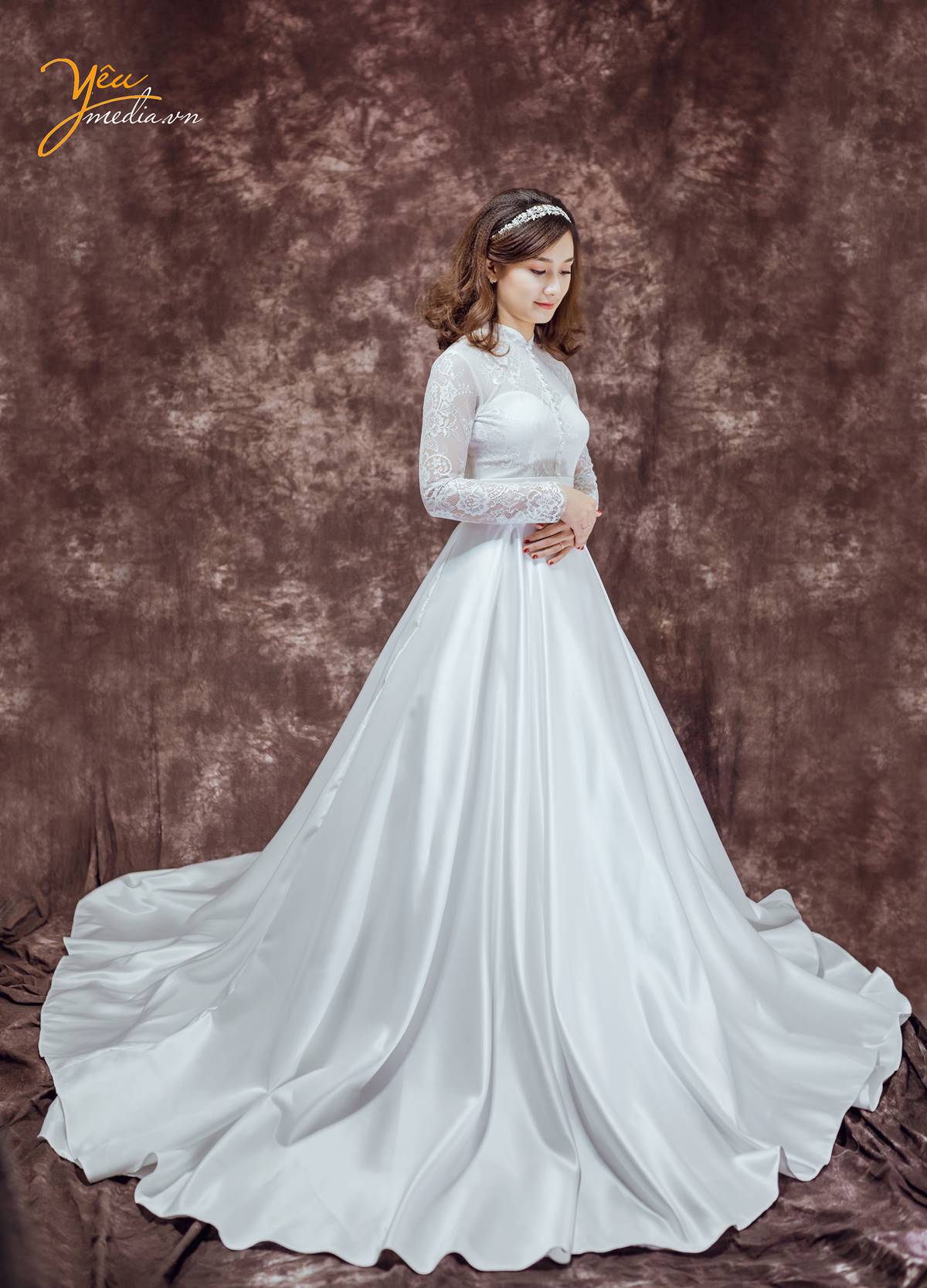 Phần đuôi váy xòe nhẹ được may bằng chất liệu lụa giúp cô dâu di chuyển dễ dàng. Chiếc váy cưới Ariadne phù hợp khi chụp ảnh cưới phong cách cổ điển và mặc trong ngày cưới.