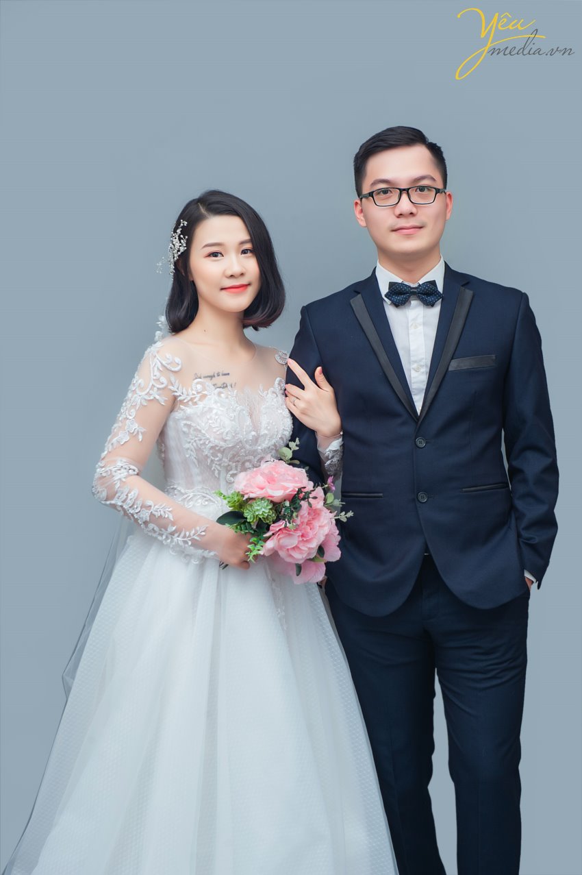 Chúng tôi còn nhớ cách đây khoảng 5 năm thì chụp trong studio dành cho các khách hàng mong muốn có bộ ảnh đẹp với chi phí tiết kiệm. Nhưng ngày nay thì điều đó hoàn toàn không phải là lý do của các cặp đôi.  Mà xu hướng chụp ảnh cưới trong studio hiện tại đang được rất nhiều cặp đôi lựa chọn bởi ý tưởng cho bộ album trong studio hiện nay khá đa dạng và đẹp.