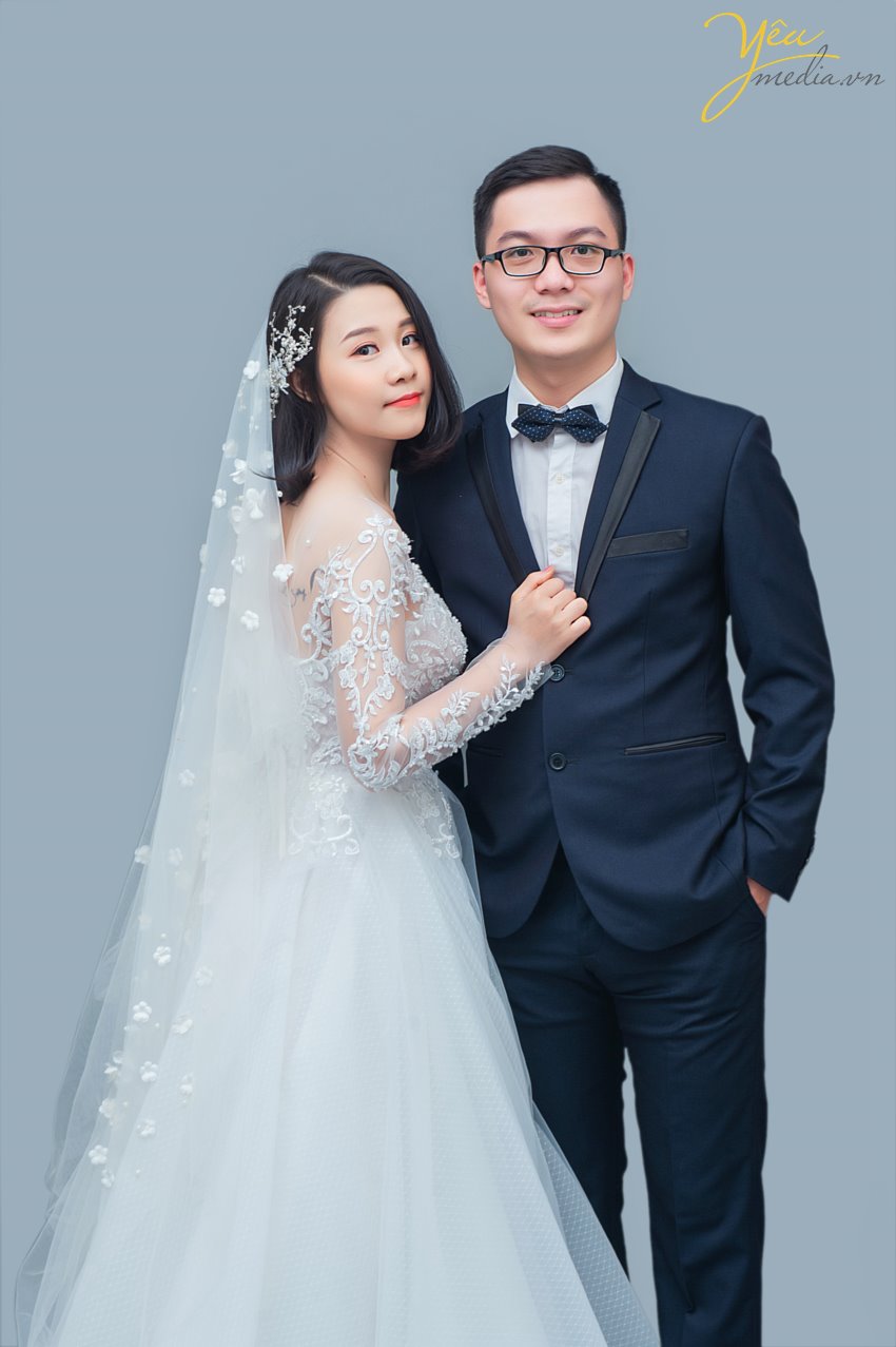 Chúng tôi còn nhớ cách đây khoảng 5 năm thì chụp trong studio dành cho các khách hàng mong muốn có bộ ảnh đẹp với chi phí tiết kiệm. Nhưng ngày nay thì điều đó hoàn toàn không phải là lý do của các cặp đôi.  Mà xu hướng chụp ảnh cưới trong studio hiện tại đang được rất nhiều cặp đôi lựa chọn bởi ý tưởng cho bộ album trong studio hiện nay khá đa dạng và đẹp.