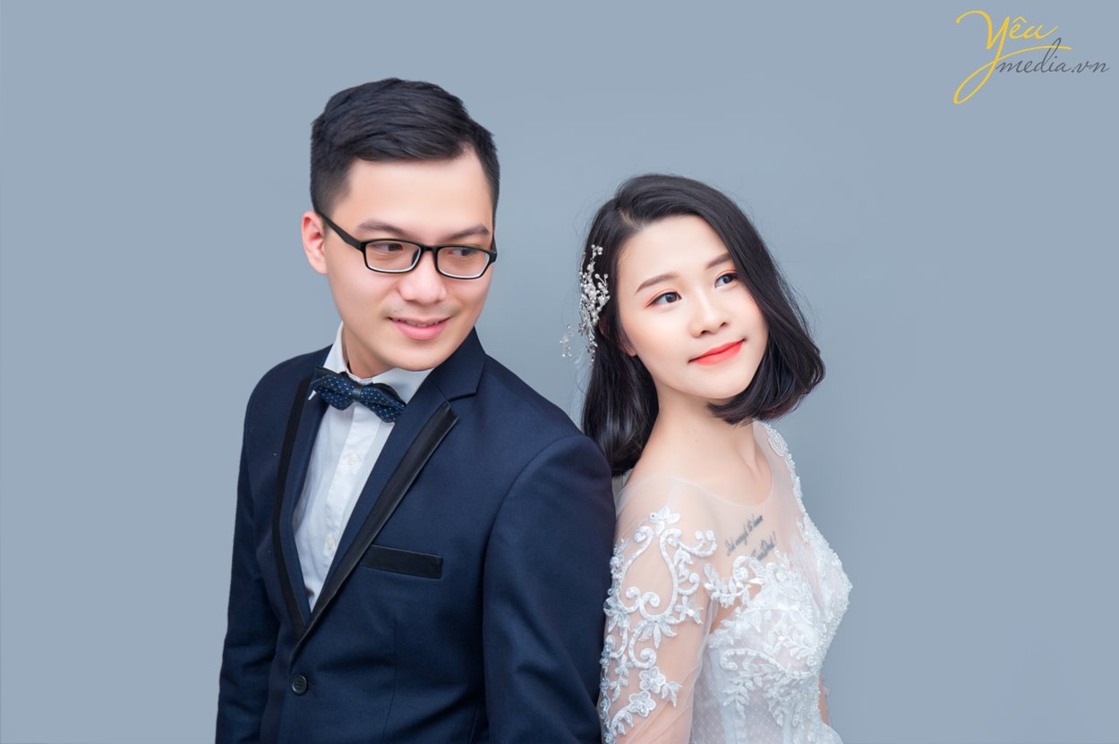 Chúng tôi còn nhớ cách đây khoảng 5 năm thì chụp trong studio dành cho các khách hàng mong muốn có bộ ảnh đẹp với chi phí tiết kiệm. Nhưng ngày nay thì điều đó hoàn toàn không phải là lý do của các cặp đôi.  Mà xu hướng chụp ảnh cưới trong studio hiện tại đang được rất nhiều cặp đôi lựa chọn bởi ý tưởng cho bộ album trong studio hiện nay khá đa dạng và đẹp.