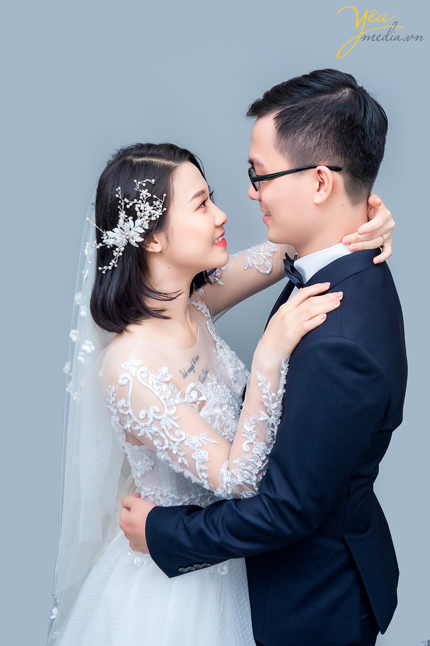 Chúng tôi còn nhớ cách đây khoảng 5 năm thì chụp trong studio dành cho các khách hàng mong muốn có bộ ảnh đẹp với chi phí tiết kiệm. Nhưng ngày nay thì điều đó hoàn toàn không phải là lý do của các cặp đôi.  Mà xu hướng chụp ảnh cưới trong studio hiện tại đang được rất nhiều cặp đôi lựa chọn bởi ý tưởng cho bộ album trong studio hiện nay khá đa dạng và đẹp.