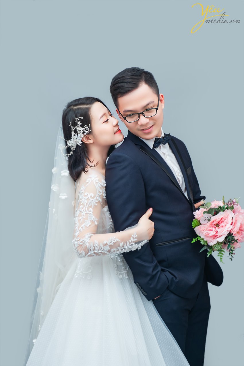 Chúng tôi còn nhớ cách đây khoảng 5 năm thì chụp trong studio dành cho các khách hàng mong muốn có bộ ảnh đẹp với chi phí tiết kiệm. Nhưng ngày nay thì điều đó hoàn toàn không phải là lý do của các cặp đôi.  Mà xu hướng chụp ảnh cưới trong studio hiện tại đang được rất nhiều cặp đôi lựa chọn bởi ý tưởng cho bộ album trong studio hiện nay khá đa dạng và đẹp.