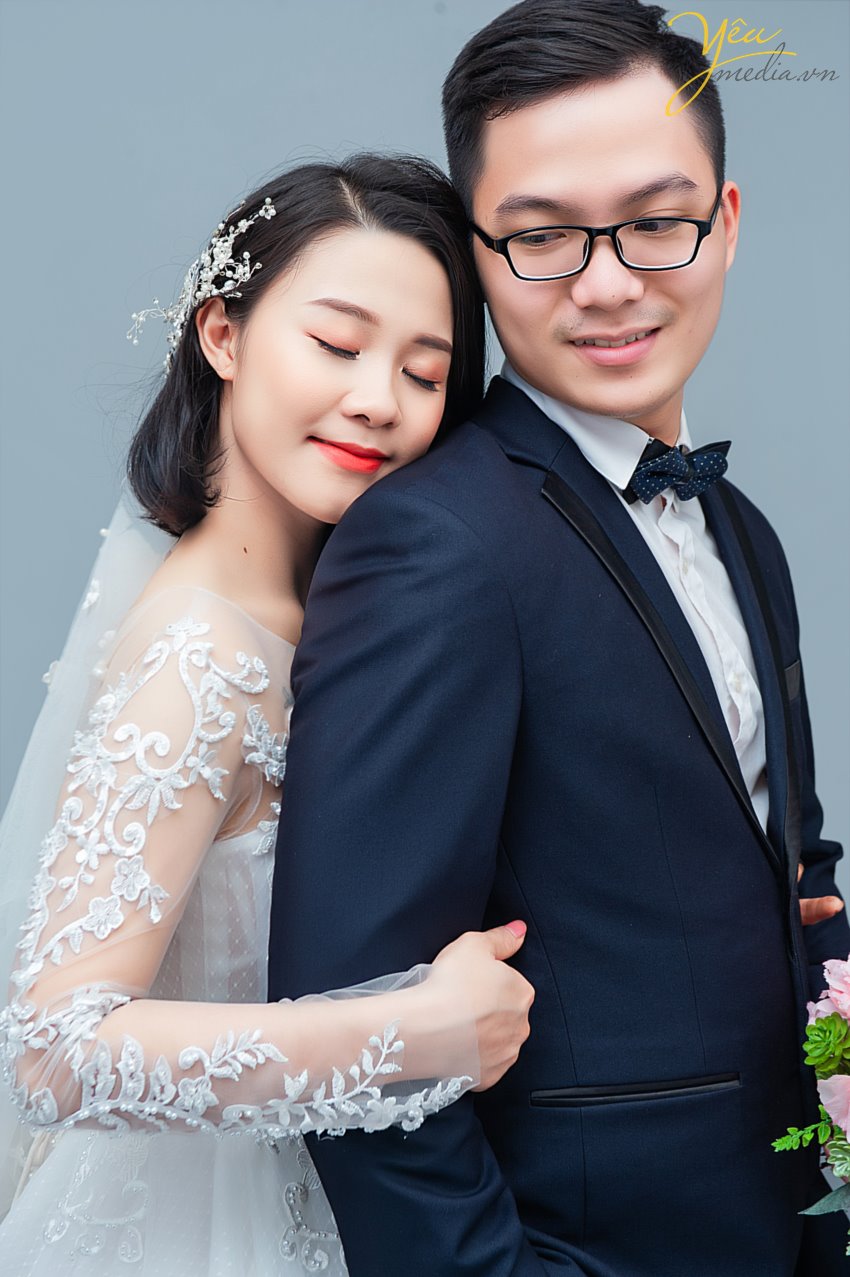 Chúng tôi còn nhớ cách đây khoảng 5 năm thì chụp trong studio dành cho các khách hàng mong muốn có bộ ảnh đẹp với chi phí tiết kiệm. Nhưng ngày nay thì điều đó hoàn toàn không phải là lý do của các cặp đôi.  Mà xu hướng chụp ảnh cưới trong studio hiện tại đang được rất nhiều cặp đôi lựa chọn bởi ý tưởng cho bộ album trong studio hiện nay khá đa dạng và đẹp.