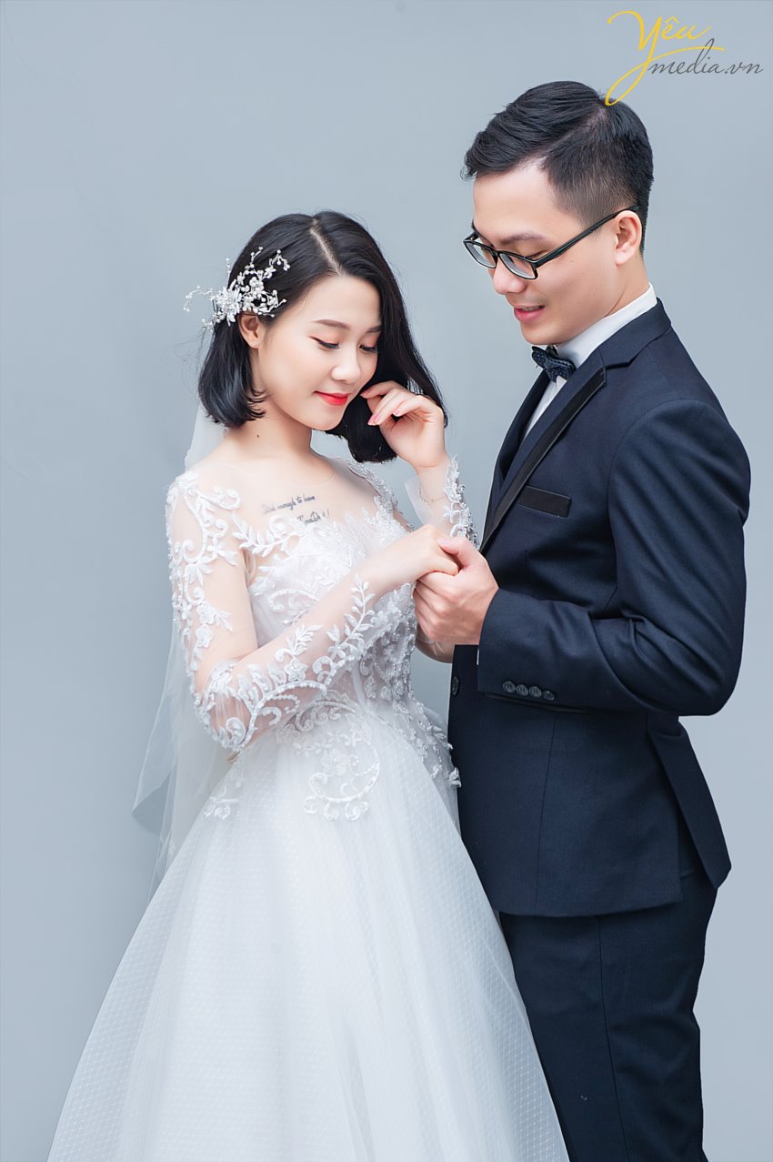Chúng tôi còn nhớ cách đây khoảng 5 năm thì chụp trong studio dành cho các khách hàng mong muốn có bộ ảnh đẹp với chi phí tiết kiệm. Nhưng ngày nay thì điều đó hoàn toàn không phải là lý do của các cặp đôi.  Mà xu hướng chụp ảnh cưới trong studio hiện tại đang được rất nhiều cặp đôi lựa chọn bởi ý tưởng cho bộ album trong studio hiện nay khá đa dạng và đẹp.