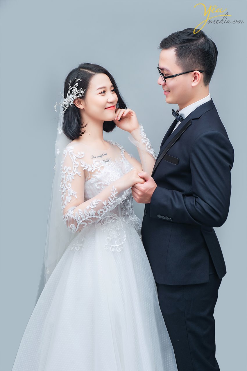 Chúng tôi còn nhớ cách đây khoảng 5 năm thì chụp trong studio dành cho các khách hàng mong muốn có bộ ảnh đẹp với chi phí tiết kiệm. Nhưng ngày nay thì điều đó hoàn toàn không phải là lý do của các cặp đôi.  Mà xu hướng chụp ảnh cưới trong studio hiện tại đang được rất nhiều cặp đôi lựa chọn bởi ý tưởng cho bộ album trong studio hiện nay khá đa dạng và đẹp.