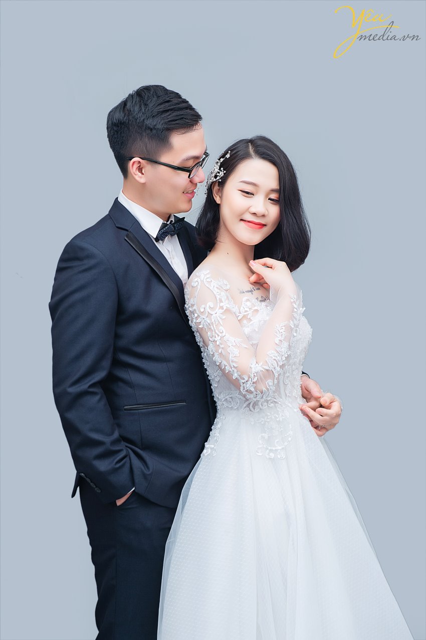 Chúng tôi còn nhớ cách đây khoảng 5 năm thì chụp trong studio dành cho các khách hàng mong muốn có bộ ảnh đẹp với chi phí tiết kiệm. Nhưng ngày nay thì điều đó hoàn toàn không phải là lý do của các cặp đôi.  Mà xu hướng chụp ảnh cưới trong studio hiện tại đang được rất nhiều cặp đôi lựa chọn bởi ý tưởng cho bộ album trong studio hiện nay khá đa dạng và đẹp.