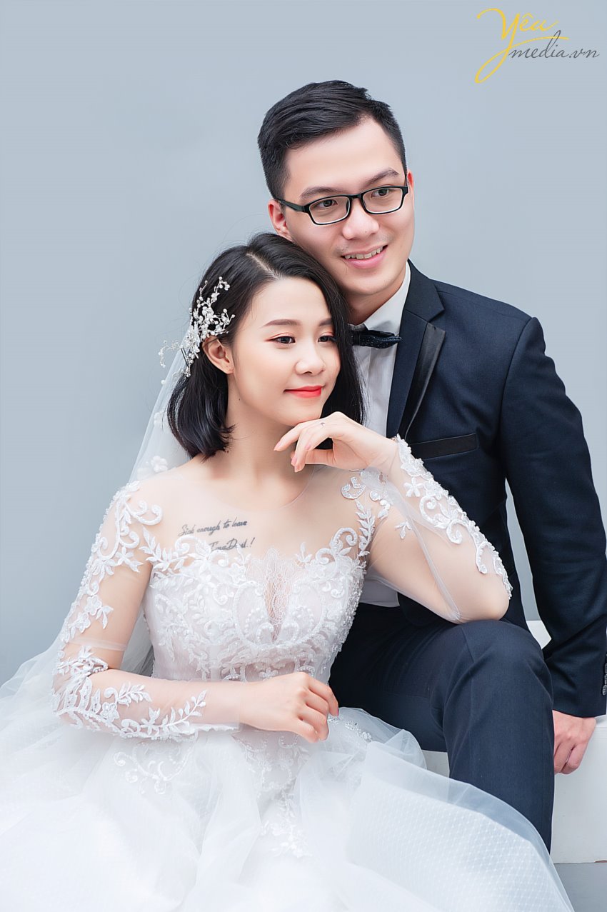 Chúng tôi còn nhớ cách đây khoảng 5 năm thì chụp trong studio dành cho các khách hàng mong muốn có bộ ảnh đẹp với chi phí tiết kiệm. Nhưng ngày nay thì điều đó hoàn toàn không phải là lý do của các cặp đôi.  Mà xu hướng chụp ảnh cưới trong studio hiện tại đang được rất nhiều cặp đôi lựa chọn bởi ý tưởng cho bộ album trong studio hiện nay khá đa dạng và đẹp.