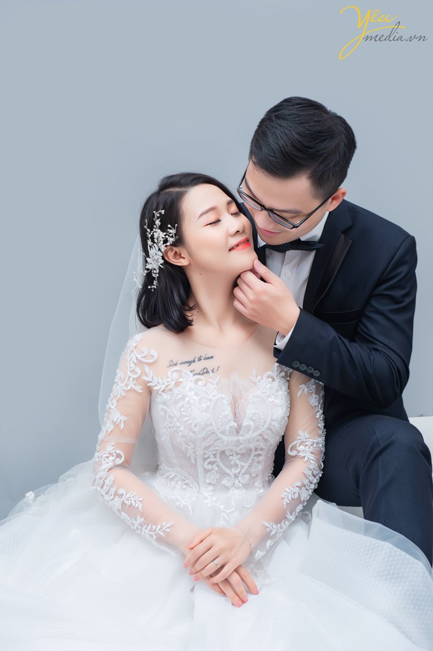 Chúng tôi còn nhớ cách đây khoảng 5 năm thì chụp trong studio dành cho các khách hàng mong muốn có bộ ảnh đẹp với chi phí tiết kiệm. Nhưng ngày nay thì điều đó hoàn toàn không phải là lý do của các cặp đôi.  Mà xu hướng chụp ảnh cưới trong studio hiện tại đang được rất nhiều cặp đôi lựa chọn bởi ý tưởng cho bộ album trong studio hiện nay khá đa dạng và đẹp.