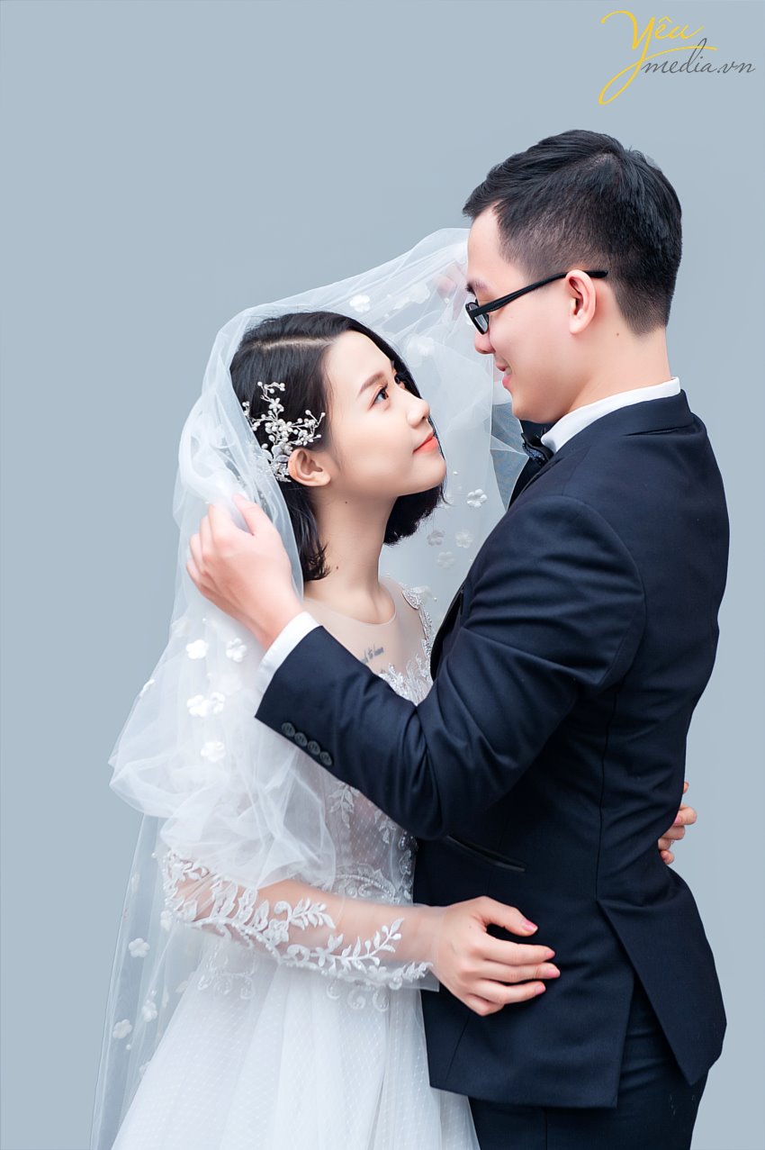 Chúng tôi còn nhớ cách đây khoảng 5 năm thì chụp trong studio dành cho các khách hàng mong muốn có bộ ảnh đẹp với chi phí tiết kiệm. Nhưng ngày nay thì điều đó hoàn toàn không phải là lý do của các cặp đôi.  Mà xu hướng chụp ảnh cưới trong studio hiện tại đang được rất nhiều cặp đôi lựa chọn bởi ý tưởng cho bộ album trong studio hiện nay khá đa dạng và đẹp.