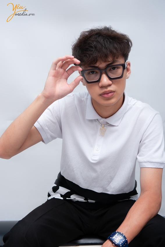 Ảnh chụp chân dung DJ Hoàng Việt trong studio