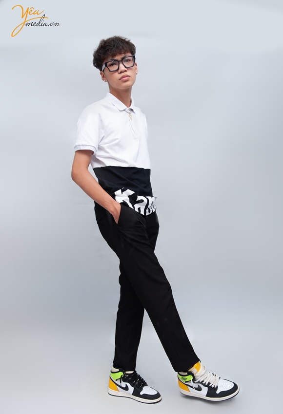 Ảnh chụp chân dung DJ Hoàng Việt trong studio