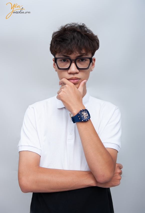 Ảnh chụp chân dung DJ Hoàng Việt trong studio