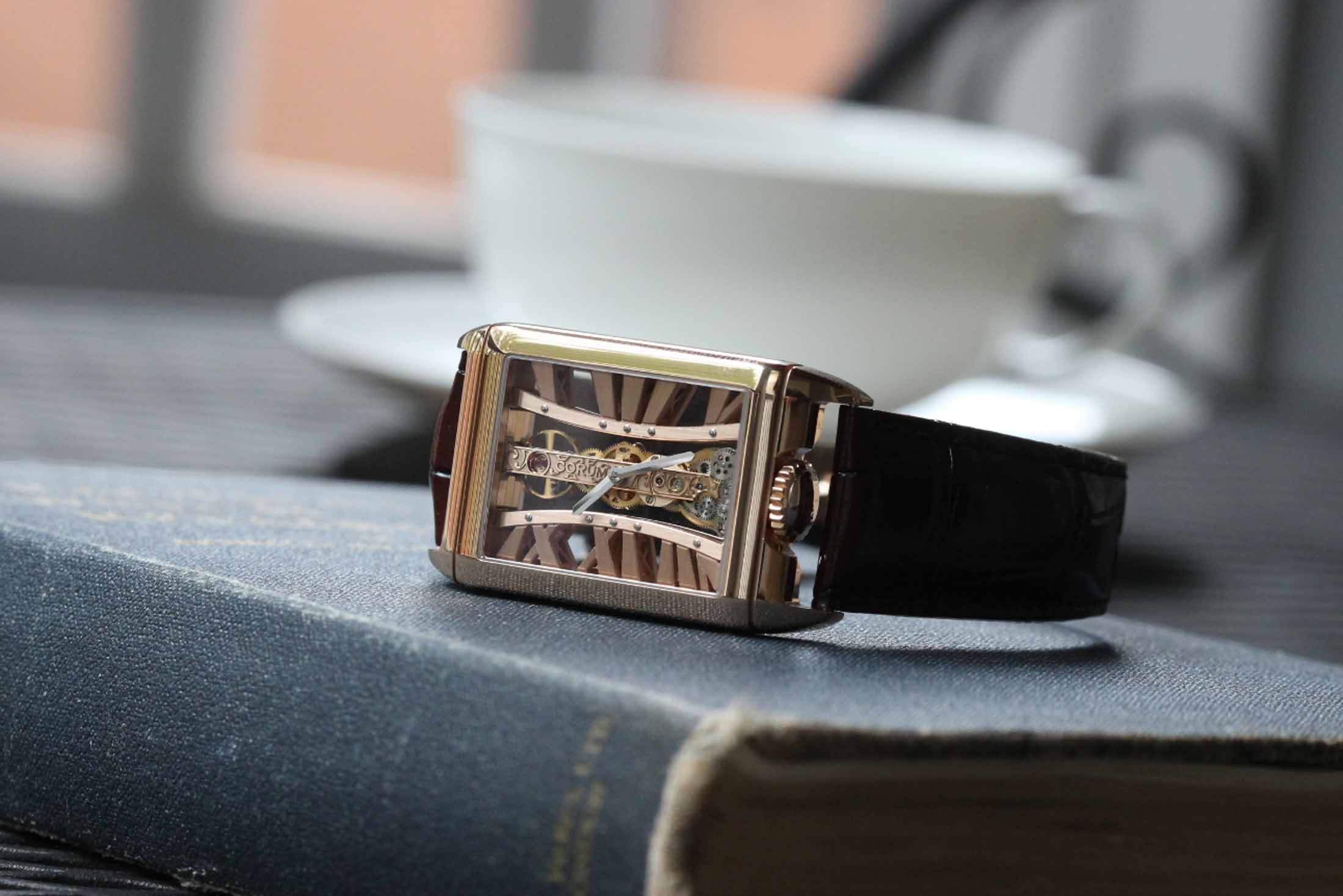 Corum Golden Bridge Rectangle: Một thiết kế biểu tượng